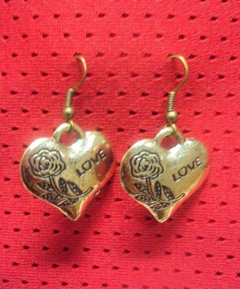 Сердца двух. Брелок сердце санкт петербург. Как украсить магазин к 14 февраля своими руками фото. Одно сердечко на двоих. Сердечко бутик.